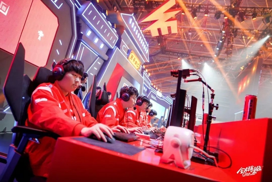 比賽充滿懸 比賽充滿懸